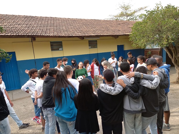 Ao centro, a Assistente Social durante atividade desenvolvida pelo NAE - Dinâmica das Emoções Foto: Arquivo Escolar. 